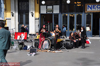Live optreden aan het Omonia Plein - Foto van https://www.grieksegids.nl/fotos/grieksegidsinfo-fotomap/athene/350pix/athene-griekenland-211-mid.jpg
