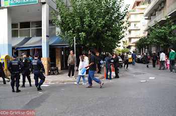 Politie probeerd de orde te handhaven aan de Zinonos straat - Foto van https://www.grieksegids.nl/fotos/grieksegidsinfo-fotomap/athene/350pix/athene-griekenland-212-mid.jpg