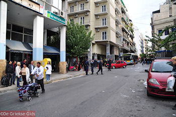 Zinonos straat  - Foto van https://www.grieksegids.nl/fotos/grieksegidsinfo-fotomap/athene/350pix/athene-griekenland-213-mid.jpg