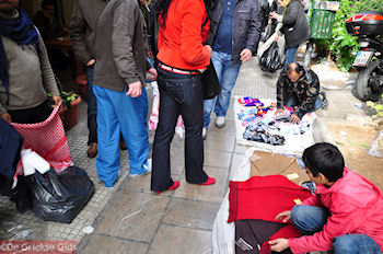 Zwarte markt tussen Zinonos en Agiou Konstantinou str - Athene - Foto van https://www.grieksegids.nl/fotos/grieksegidsinfo-fotomap/athene/350pix/athene-griekenland-214-mid.jpg