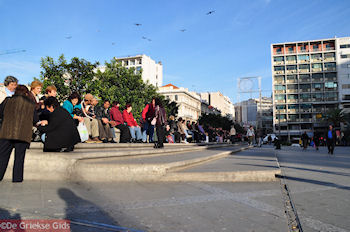 Het Omoniaplein in Athene op een zondagmiddag in November - Foto van https://www.grieksegids.nl/fotos/grieksegidsinfo-fotomap/athene/350pix/athene-griekenland-216-mid.jpg