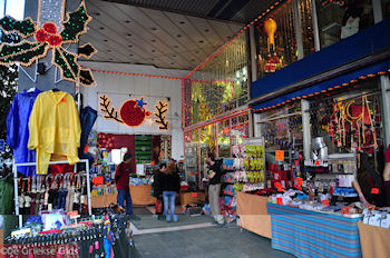 Kerstwinkel aan het Omoniaplein - Athene - Foto van https://www.grieksegids.nl/fotos/grieksegidsinfo-fotomap/athene/350pix/athene-griekenland-220-mid.jpg