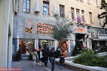 Kerstwinkel aan het Kapnikarea-plein - Foto van https://www.grieksegids.nl/fotos/grieksegidsinfo-fotomap/athene/350pix/athene-griekenland-226-mid.jpg