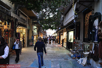 De Kapnikarea straat in de wijk Monastiraki - Athene - Foto van https://www.grieksegids.nl/fotos/grieksegidsinfo-fotomap/athene/350pix/athene-griekenland-227-mid.jpg
