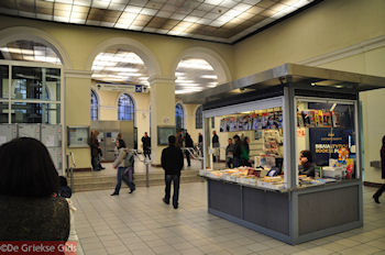 Krantenkiosk in Metrohal Monastirakiplein - Athene - Foto van https://www.grieksegids.nl/fotos/grieksegidsinfo-fotomap/athene/350pix/athene-griekenland-236-mid.jpg