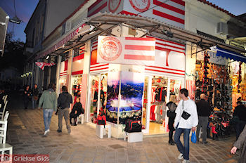 Olympiakosshop te Monastiraki (hoek Ifaistou en Nisou Straat) - Athene - Foto van https://www.grieksegids.nl/fotos/grieksegidsinfo-fotomap/athene/350pix/athene-griekenland-237-mid.jpg