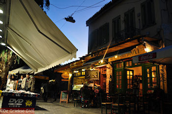 Tradionele taverna op de Ifaistou straat in Monastiraki - Athene - Foto van https://www.grieksegids.nl/fotos/grieksegidsinfo-fotomap/athene/350pix/athene-griekenland-238-mid.jpg