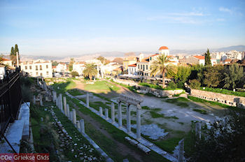 Zicht op de Romeinse Agora van Athene - Foto van https://www.grieksegids.nl/fotos/grieksegidsinfo-fotomap/athene/350pix/athene-griekenland-24-mid.jpg