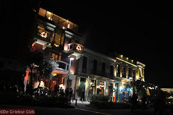 Bars en cafetaria's aan de Apostolou Pavlou Straat - Athene - Foto van https://www.grieksegids.nl/fotos/grieksegidsinfo-fotomap/athene/350pix/athene-griekenland-244-mid.jpg