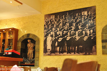 De 50 bouzouki players - Adrianou straat Monastiraki - Athene - Foto van https://www.grieksegids.nl/fotos/grieksegidsinfo-fotomap/athene/350pix/athene-griekenland-245-mid.jpg