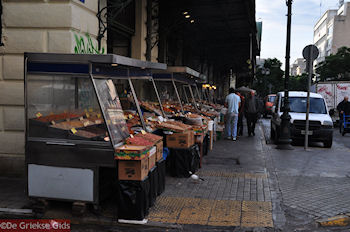 De markt aan de Athinas straat - Markt Athene - Foto van https://www.grieksegids.nl/fotos/grieksegidsinfo-fotomap/athene/350pix/athene-griekenland-249-mid.jpg