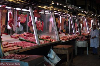 De vleesmarkt van Athene aan de Athinastraat - Markt Athene - Foto van https://www.grieksegids.nl/fotos/grieksegidsinfo-fotomap/athene/350pix/athene-griekenland-251-mid.jpg