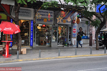 Kerstversiering - Athinas straat - Athene - Foto van https://www.grieksegids.nl/fotos/grieksegidsinfo-fotomap/athene/350pix/athene-griekenland-260-mid.jpg