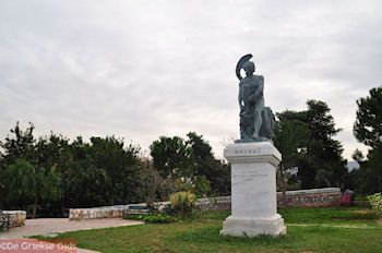 Beeld van Theseus aan het Theseion Athene - Foto van https://www.grieksegids.nl/fotos/grieksegidsinfo-fotomap/athene/350pix/athene-griekenland-272-mid.jpg