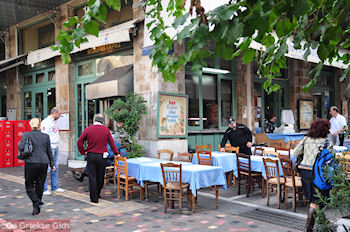 Griekse taverna Bairaktaris in Monastiraki - Athene - Foto van https://www.grieksegids.nl/fotos/grieksegidsinfo-fotomap/athene/350pix/athene-griekenland-278-mid.jpg