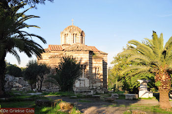 De Byzantijnse kerk van de Heilige Apostelen uit de 11e eeuw - Foto van https://www.grieksegids.nl/fotos/grieksegidsinfo-fotomap/athene/350pix/athene-griekenland-28-mid.jpg