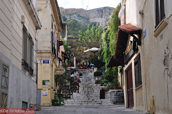 Mnisikleous str - Wijk Plaka - Anafiotika Athene - Aan de voet van de Akropolis - Foto van https://www.grieksegids.nl/fotos/grieksegidsinfo-fotomap/athene/350pix/athene-griekenland-281-mid.jpg