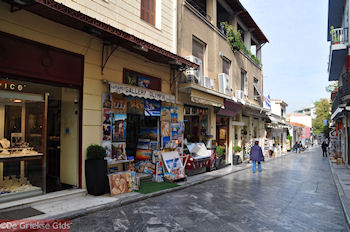 Winkels op Adrianou straat in Plaka - Athene - Foto van https://www.grieksegids.nl/fotos/grieksegidsinfo-fotomap/athene/350pix/athene-griekenland-286-mid.jpg
