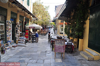 Vironos straat Plaka - Athene - Foto van https://www.grieksegids.nl/fotos/grieksegidsinfo-fotomap/athene/350pix/athene-griekenland-288-mid.jpg