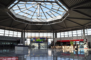 Hal van Station vliegveld Athene - Foto van https://www.grieksegids.nl/fotos/grieksegidsinfo-fotomap/athene/350pix/athene-griekenland-298-mid.jpg