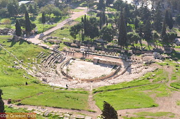 Dionysostheater, het oudste theater van Griekenland - Foto van https://www.grieksegids.nl/fotos/grieksegidsinfo-fotomap/athene/350pix/athene-griekenland-307-mid.jpg