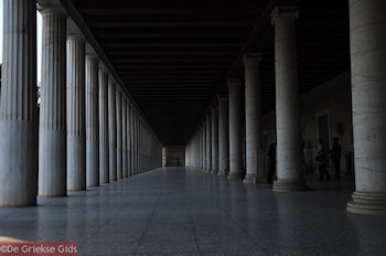 De Zuilen can de Stoa van Attalos in Athene - Foto van https://www.grieksegids.nl/fotos/grieksegidsinfo-fotomap/athene/350pix/athene-griekenland-33-mid.jpg