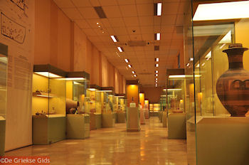 Het museum in de Stoa van Attalos - Foto van https://www.grieksegids.nl/fotos/grieksegidsinfo-fotomap/athene/350pix/athene-griekenland-34-mid.jpg