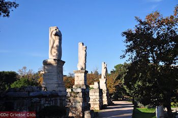 Beelden van Titanen in de Oude Agora van Athene - Foto van https://www.grieksegids.nl/fotos/grieksegidsinfo-fotomap/athene/350pix/athene-griekenland-37-mid.jpg