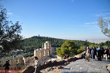 Het Theater van Herodes Atticus - Aan de overkant de Philopapou-heuvel - Foto van https://www.grieksegids.nl/fotos/grieksegidsinfo-fotomap/athene/350pix/athene-griekenland-45-mid.jpg