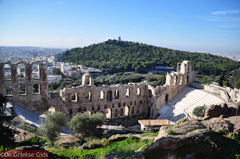 Het Odeion van Herodes Atticus - Aan de overkant de Philopapou-heuvel - Foto van https://www.grieksegids.nl/fotos/grieksegidsinfo-fotomap/athene/350pix/athene-griekenland-46-mid.jpg