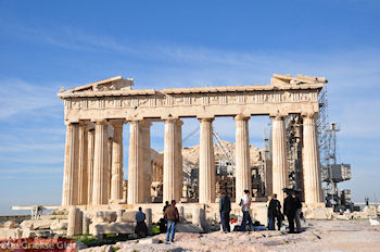 De westelijke kant van Het Parthenon - Foto van https://www.grieksegids.nl/fotos/grieksegidsinfo-fotomap/athene/350pix/athene-griekenland-56-mid.jpg