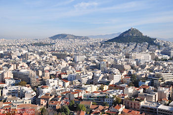 De Likavitos heuvel gezien vanaf de Akropolis - Foto van https://www.grieksegids.nl/fotos/grieksegidsinfo-fotomap/athene/350pix/athene-griekenland-58-mid.jpg
