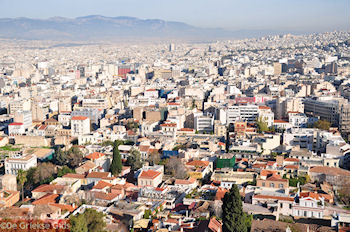 Vanaf de Akropolis: voorin de wijken Anafiotika en Plaka - Foto van https://www.grieksegids.nl/fotos/grieksegidsinfo-fotomap/athene/350pix/athene-griekenland-59-mid.jpg