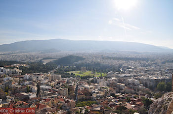 Ten oosten van de Akropolis - Foto van https://www.grieksegids.nl/fotos/grieksegidsinfo-fotomap/athene/350pix/athene-griekenland-62-mid.jpg