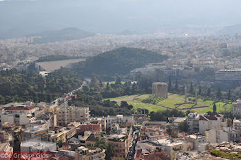 Zo ziet de tempel van Zeus Olympius vanaf de Akropolis uit - Foto van https://www.grieksegids.nl/fotos/grieksegidsinfo-fotomap/athene/350pix/athene-griekenland-70-mid.jpg
