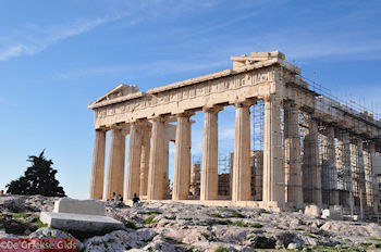 Het Parthenon gezien vanaf het zuidwesten - Foto van https://www.grieksegids.nl/fotos/grieksegidsinfo-fotomap/athene/350pix/athene-griekenland-75-mid.jpg