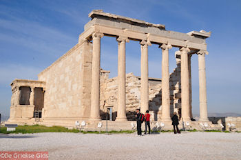 Het Erechteion gezien vanaf het westen - Foto van https://www.grieksegids.nl/fotos/grieksegidsinfo-fotomap/athene/350pix/athene-griekenland-76-mid.jpg