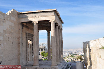 De noordelijke kant van het Erechteion - Foto van https://www.grieksegids.nl/fotos/grieksegidsinfo-fotomap/athene/350pix/athene-griekenland-77-mid.jpg