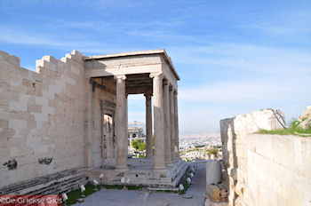 De noordelijke zijde van het Erechteion - Foto van https://www.grieksegids.nl/fotos/grieksegidsinfo-fotomap/athene/350pix/athene-griekenland-78-mid.jpg