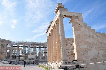 Het Erechtheion met daarachter Het Parthenon - Foto van https://www.grieksegids.nl/fotos/grieksegidsinfo-fotomap/athene/350pix/athene-griekenland-79-mid.jpg