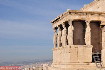 De Karyatiden van het Erectheion - Foto van https://www.grieksegids.nl/fotos/grieksegidsinfo-fotomap/athene/350pix/athene-griekenland-80-mid.jpg