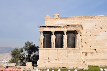 De Karyatidenhal van het Erechteion - Foto van https://www.grieksegids.nl/fotos/grieksegidsinfo-fotomap/athene/350pix/athene-griekenland-81-mid.jpg