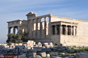 De zuidelijke kant van het Erechtheion - Foto van https://www.grieksegids.nl/fotos/grieksegidsinfo-fotomap/athene/350pix/athene-griekenland-82-mid.jpg