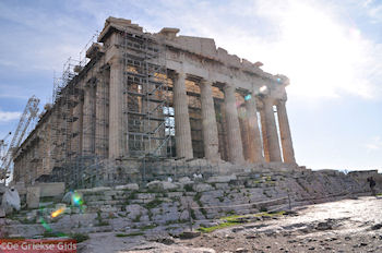 Het Parthenon gezien vanaf het noordwesten - Foto van https://www.grieksegids.nl/fotos/grieksegidsinfo-fotomap/athene/350pix/athene-griekenland-83-mid.jpg