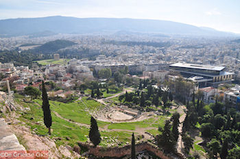 Het oude theater van Dionysos - Rechts ziet u het Akropolis museum - Foto van https://www.grieksegids.nl/fotos/grieksegidsinfo-fotomap/athene/350pix/athene-griekenland-90-mid.jpg