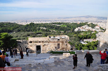 De Propylaia met aan de overkant de Pnyx heuvel - Foto van https://www.grieksegids.nl/fotos/grieksegidsinfo-fotomap/athene/350pix/athene-griekenland-92-mid.jpg