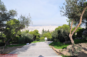 Het brede wandelpad ten westen van de Akropolis - Foto van https://www.grieksegids.nl/fotos/grieksegidsinfo-fotomap/athene/350pix/athene-griekenland-96-mid.jpg