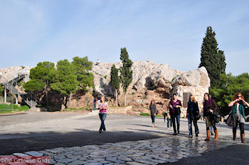 De Arios Pagos rots - Foto van https://www.grieksegids.nl/fotos/grieksegidsinfo-fotomap/athene/350pix/athene-griekenland-97-mid.jpg