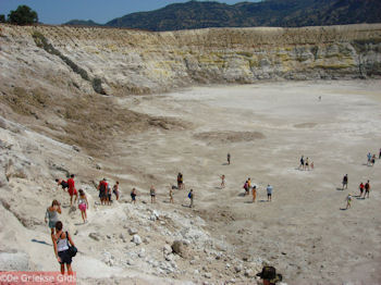 Wandeling in de krater van Nisyros - Foto van https://www.grieksegids.nl/fotos/grieksegidsinfo-fotos/albums/userpics/10001/normal_afdaling-naar-de-krater-van-nisyros.jpg