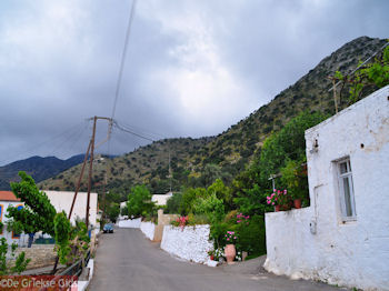 Het dorpje Agia - Foto van https://www.grieksegids.nl/fotos/grieksegidsinfo-fotos/albums/userpics/10001/normal_agia-bij-melidoni-2.jpg